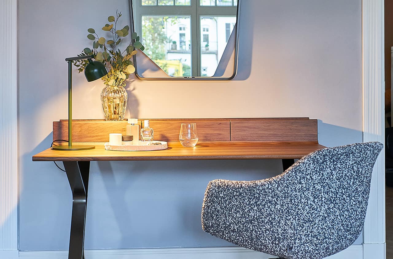 Schreibtisch in warmem Holz mit klarer, moderner Leichtigkeit.